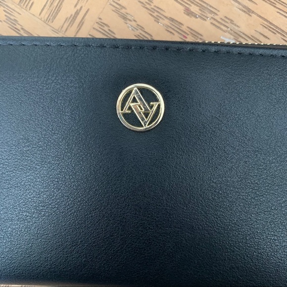 Adrienne Vittadini Charging Wallet - Picture 9 of 9